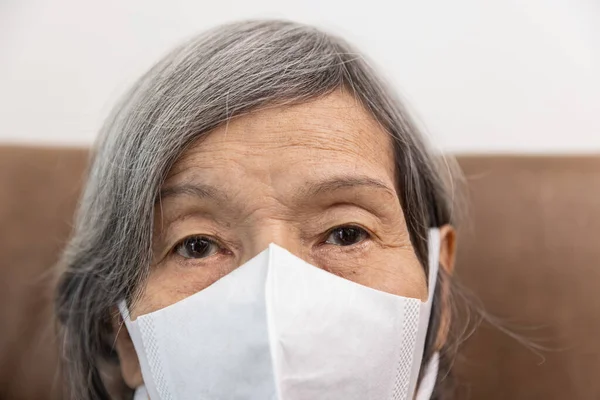 Elderly Asian Woman Looking Straight Camera Wearing Face Mask — Stockfoto