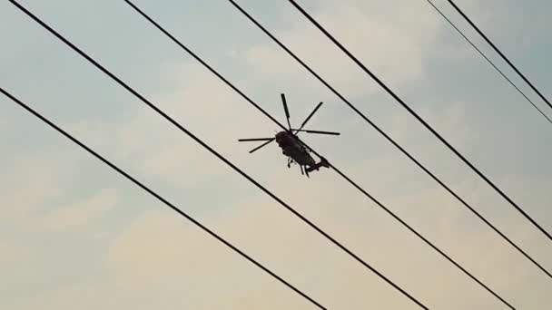 消防ヘリコプターKa 32は 森林火災に水をドロップした後 基地に戻ってくる — ストック動画