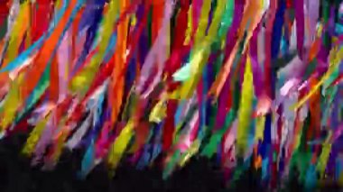 Kutlama festivalinde rüzgarda rengarenk kurdeleler uçuşuyor..