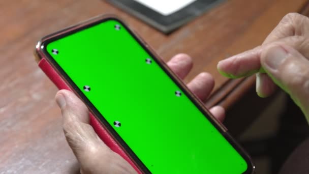 Elderly Woman Confused Trying Pay Bills Cellphone Chroma Key Screen — Stock Video