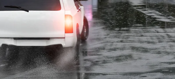 道路上の大雨や水たまりは 濡れた表面に車のタイヤの滑りや滑りを引き起こす — ストック写真