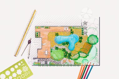 Peyzaj mimarı öğrenci arka bahçe ve villa için havuz planı tasarlıyor..