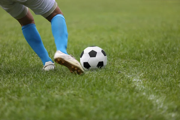 Gros Plan Ballon Football Avec Joueur Donnant Coup Pied Ballon — Photo