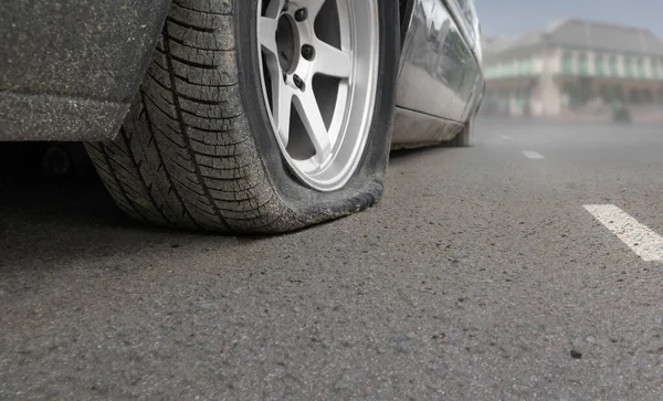 Vlakke Band Auto Aan Zijkant Van Straat Omdat Verlopen Band — Stockfoto