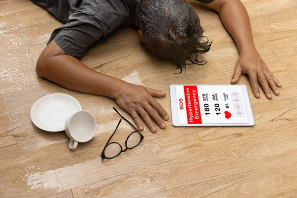 Uomo Anziano Sta Cadendo Perché Ipertensione Perché Ipertensione — Foto Stock