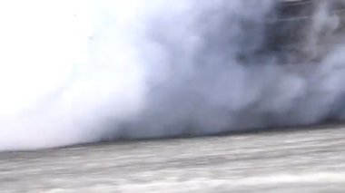 Sürüklenen yarış arabasını kapatın Sürüklenen oyun alanında hızı artırın