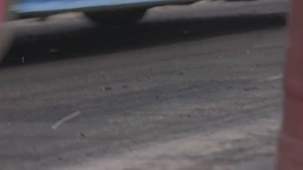 在赛马场起跑线拖曳车胎 — 图库视频影像