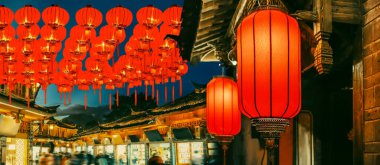 Akşam Lijiang 'ın eski kasabasında kargalı bir turist vardı..