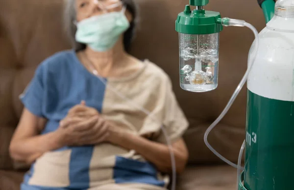 家中戴氧气鼻腔导管的老年妇女 — 图库照片