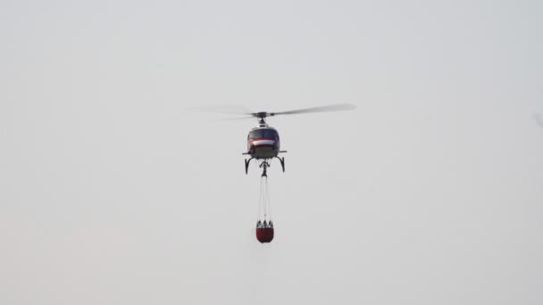 Helicóptero Combate Incêndios Transporta Água Para Extinguir Incêndios Florestais — Vídeo de Stock