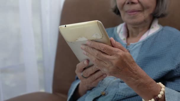 Anziani Asiatico Donna Relax Divano Soggiorno Browsing Wireless Internet Obsoleto — Video Stock
