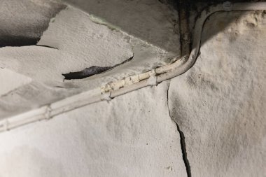 Beton verandadan aşağıdaki odaya su sızıyor..