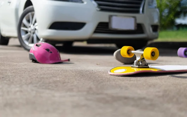 Ongeluk Skateboard Crasht Auto Stunt Straat Verloor Controle — Stockfoto