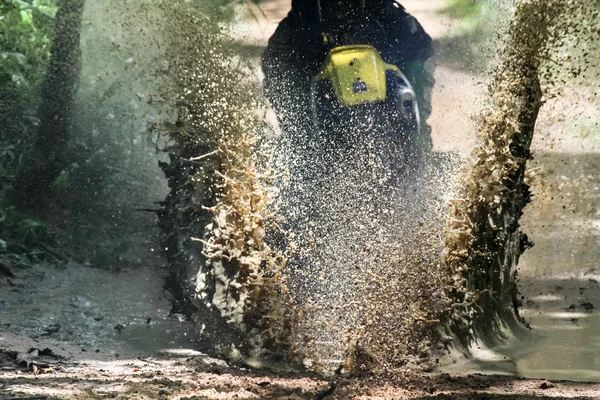 Motocross vélo traversant ruisseau, éclaboussures d'eau . — Photo
