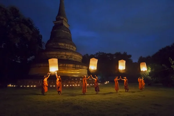 Buddistisk munk släppa traditionella lyktor att buddha. — Stockfoto