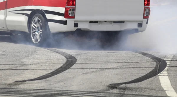 Noodsituatie remmen wiel met rook op de snelweg. — Stockfoto