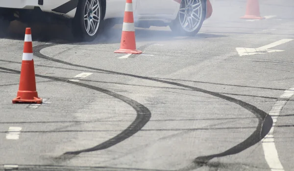 Akut bromsar bilen på vägen. — Stockfoto