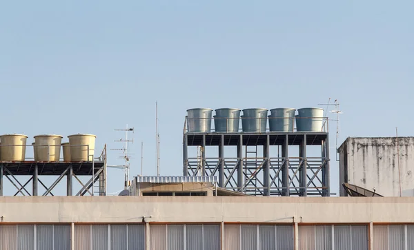 Tanques de agua en el techo del edificio —  Fotos de Stock