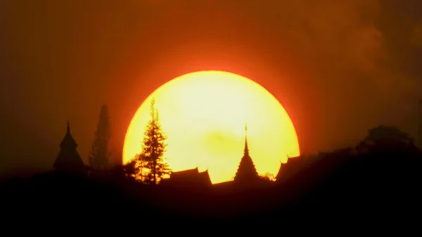 Solnedgångar på Doi Suthep temple, Chiangmai Thailand — Stockfoto