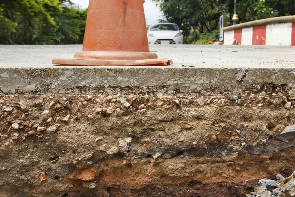 Cone de tráfego na secção da estrada em construção . — Fotografia de Stock