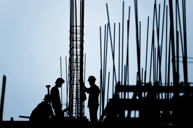 İş yerindeki inşaat işçisi silueti