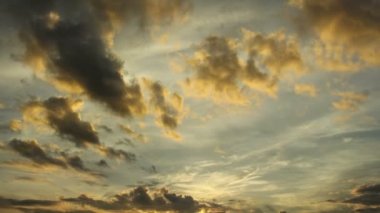 Zaman atlamalı gündoğumu sarı kabarık bulutlar gökyüzü üzerinde