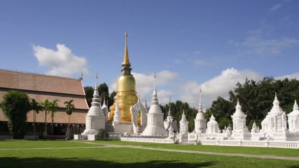 寺院ワット ・ スアン ・ ドーク (修道院) 有名なチェンマイ、タイの観光地. — ストック動画