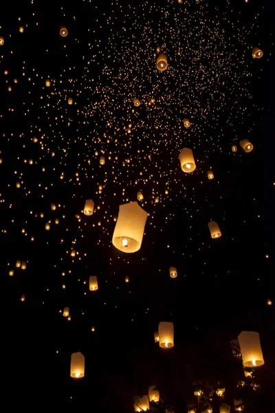 Flutuante asiático lanternas em Chiang Mai Tailândia — Fotografia de Stock