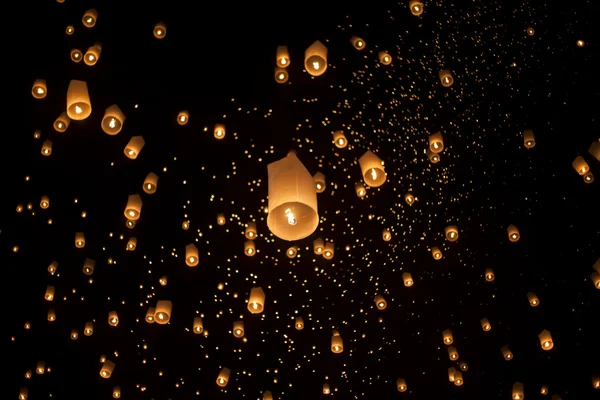 Zwevende Aziatische lantaarns in chiang mai thailand — Stockfoto