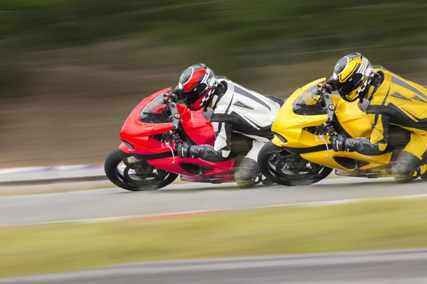 Dva motocykly v zakřivené cesty. — Stock fotografie