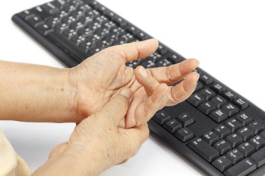 Kadın kıdemli acı parmak klavye uzun süreli kullanım nedeniyle