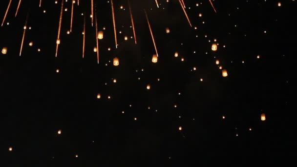 Schwimmende asiatische Laternen mit Feuerwerk. — Stockvideo
