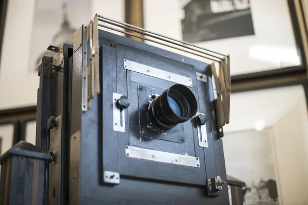 Wooden classic retro camera on tripod. — Stock Photo, Image