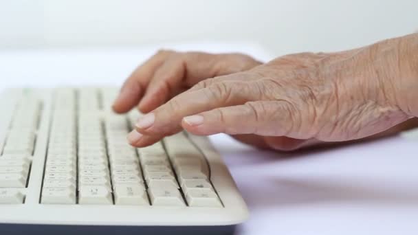 Oudere vrouw handen op toetsenbord van de computer — Stockvideo