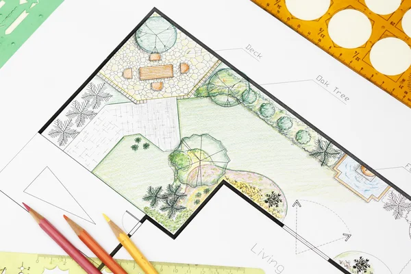 Landschaftsarchitekt entwirft Gartenplan — Stockfoto