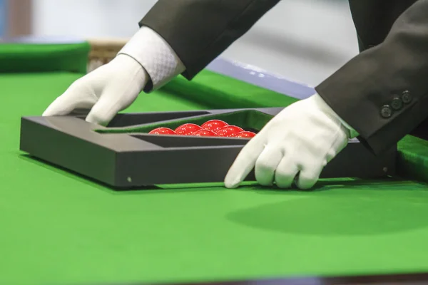 Snooker referee set up ball for new game — Stock Photo, Image