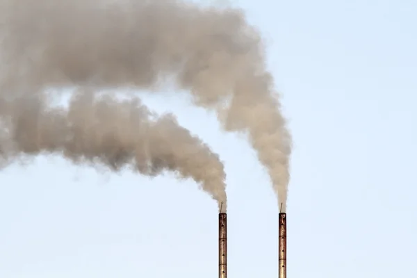Znečištění vzduchu kouř vycházející z továrny — Stock fotografie
