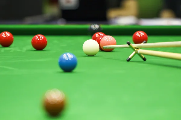 Míč a hráč snookeru — Stock fotografie