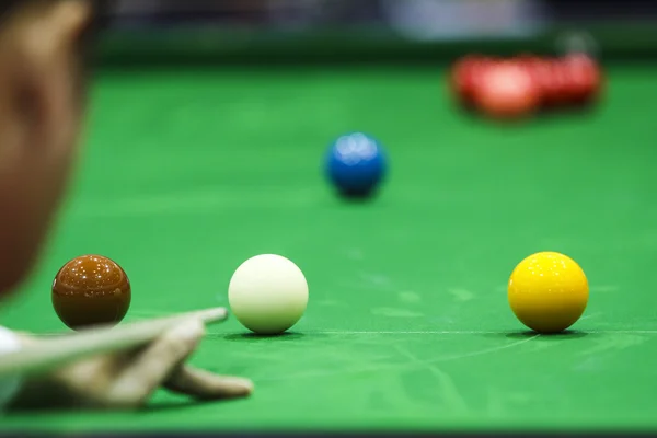 Míč a hráč snookeru — Stock fotografie