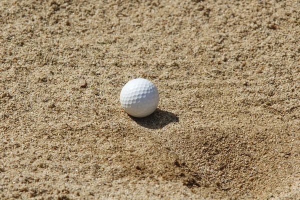 Palla da golf in una trappola di sabbia — Foto Stock