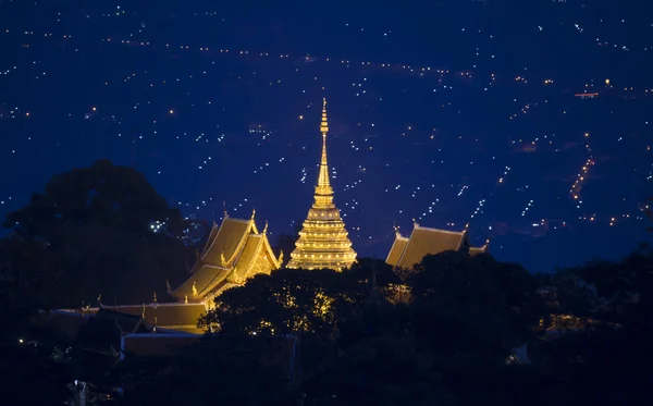 Paisaje nocturno del templo de Doi Suthep, Chiang Mai, Tailandia . — Foto de Stock