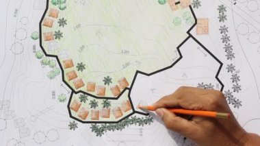 Peyzaj mimarı site analiz planı tasarlıyor .