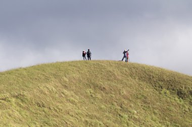 Üstünde belgili tanımlık dağ tepe turist. Trekking ve aktif yaşam kavramı