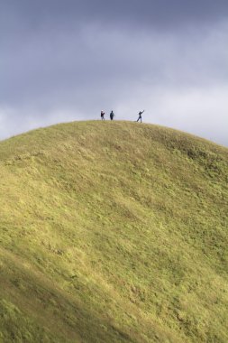 Üstünde belgili tanımlık dağ tepe turist. Trekking ve aktif yaşam kavramı.