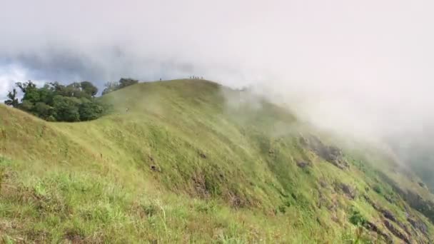 Zaman atlamalı bulut dağ aralığı boyunca. Doi Pzt Jong dağ, Chiang Mai Tayland — Stok video