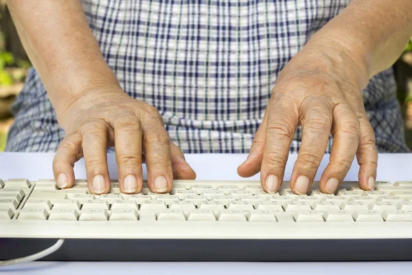 Femme âgée mains sur clavier d'ordinateur — Photo
