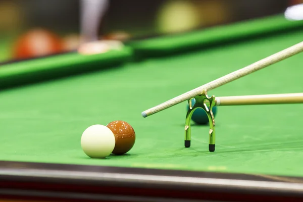 Snooker koule a odpočinku stick — Stock fotografie