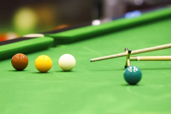 Snooker bollen och resten stick — Stockfoto