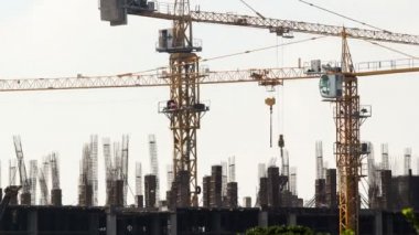 İşçi kadar Beton kalıp inşaat alanında, zaman atlamalı ayarla..
