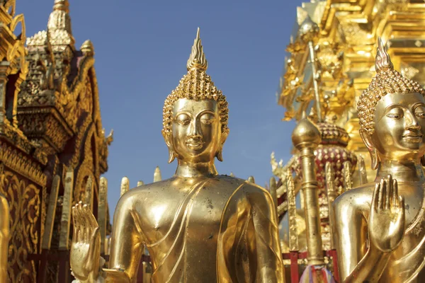 Sochy Buddhy v wat phra že doi suthep v chiang mai, Thajsko — Stock fotografie